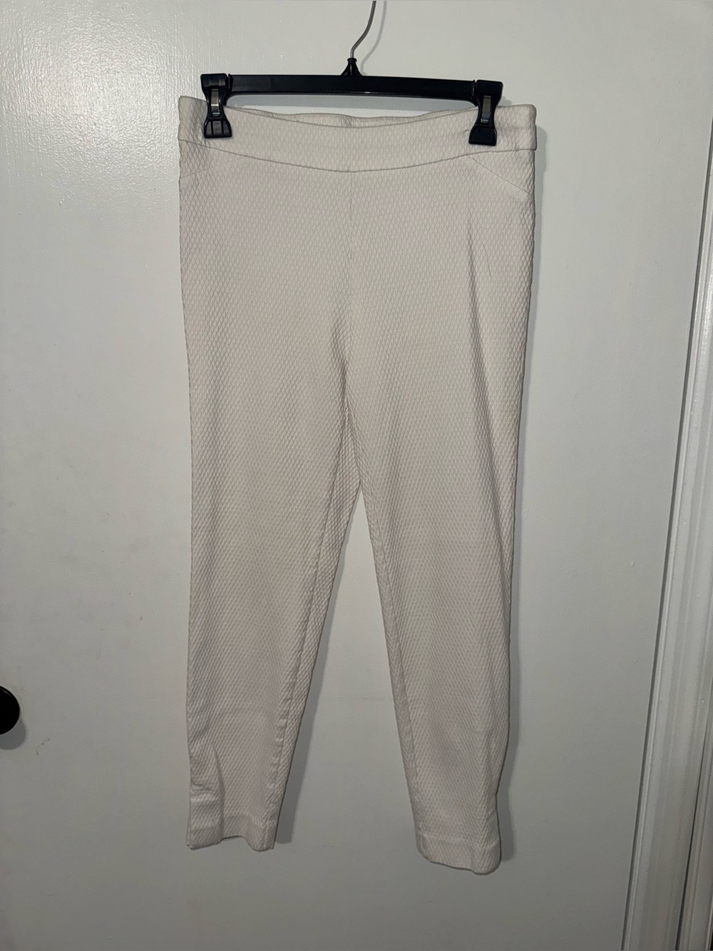 Women's white Textured Pull-On capri pants